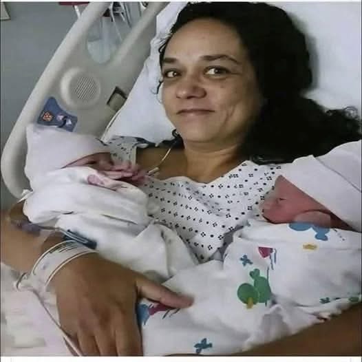 Mujer de 58 años da a luz a gemelos y su historia sorprende al mundo
