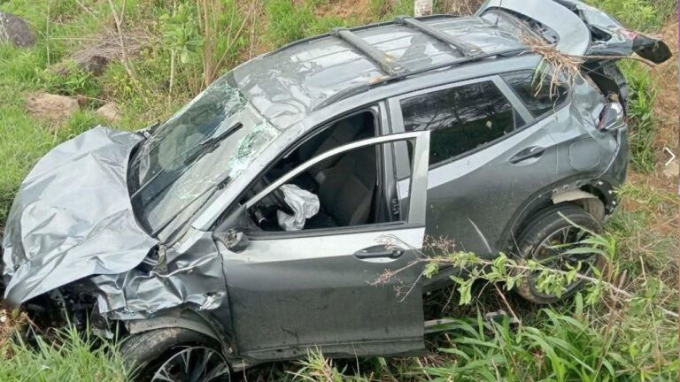 🚨 Un barranco evitó tragedia: pareja sufrió aparatoso accidente entre Yolombó y Amalfi