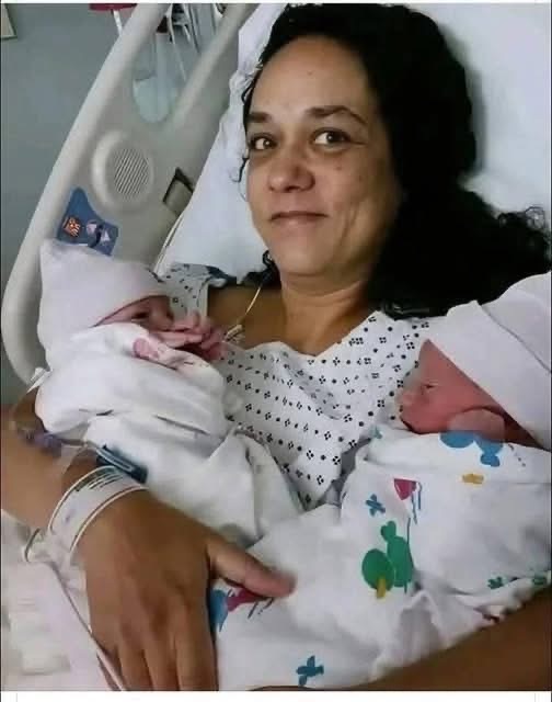 👶 Mujer de 58 años da a luz a gemelos y el caso se vuelve viral